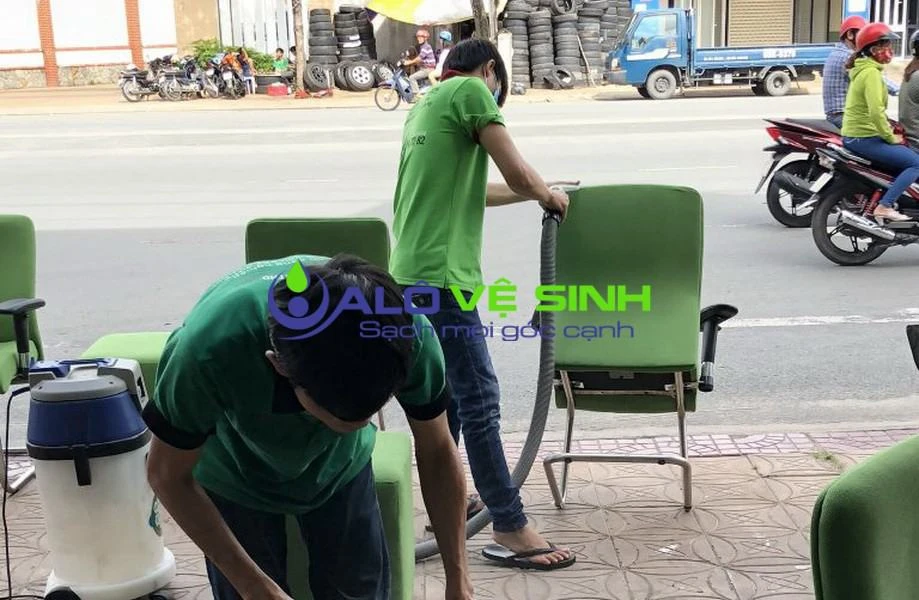 Nhân viên giặt ghế văn phòng quận 1 Alo Vệ Sinh