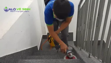 Nhân viên Alo Vệ Sinh giặt thảm cầu thang TPHCM