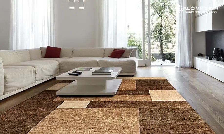 Mua các loại thảm lót sàn nhà có kích thước phù hợp để đảm bảo tính cân đối cho phòng khách