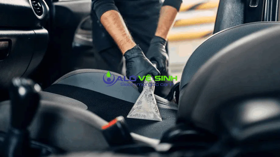 Cách giặt nệm xe ô tô bằng chất liệu da hoặc simili