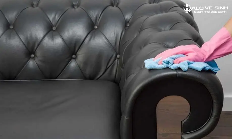 Cách làm sạch ghế sofa da bằng khăn ẩm
