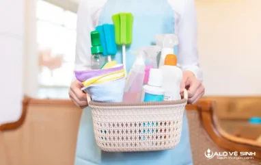 Chuẩn bị dụng cụ thực hiện cách làm sạch ghế sofa da màu trắng tại nhà