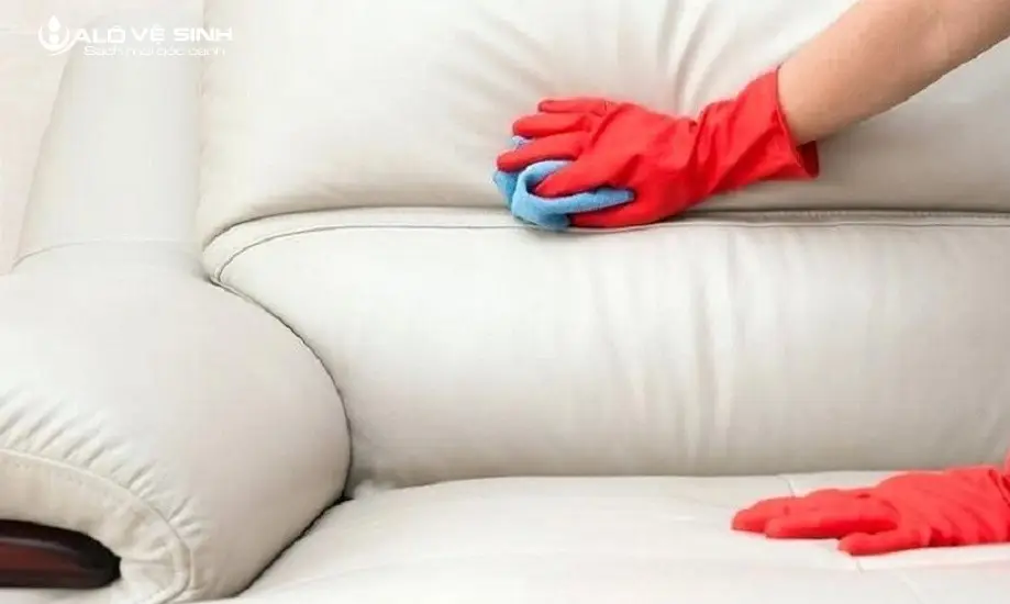 Cách làm sạch ghế sofa da trắng bị bẩn do lâu ngày không vệ sinh