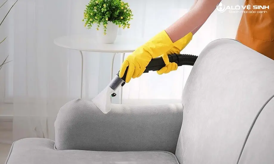 Cách làm sạch ghế sofa da với máy hút bụi