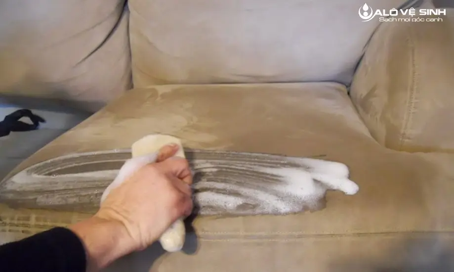 Cách làm sạch nước tiểu ghế sofa bằng xà phòng giặt