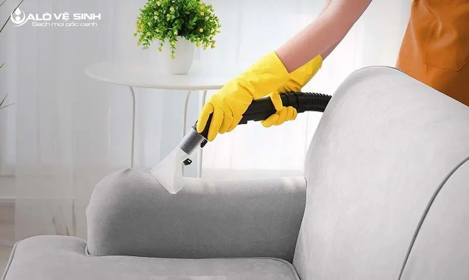 Cách làm sạch sofa giả da bằng máy hút bụi