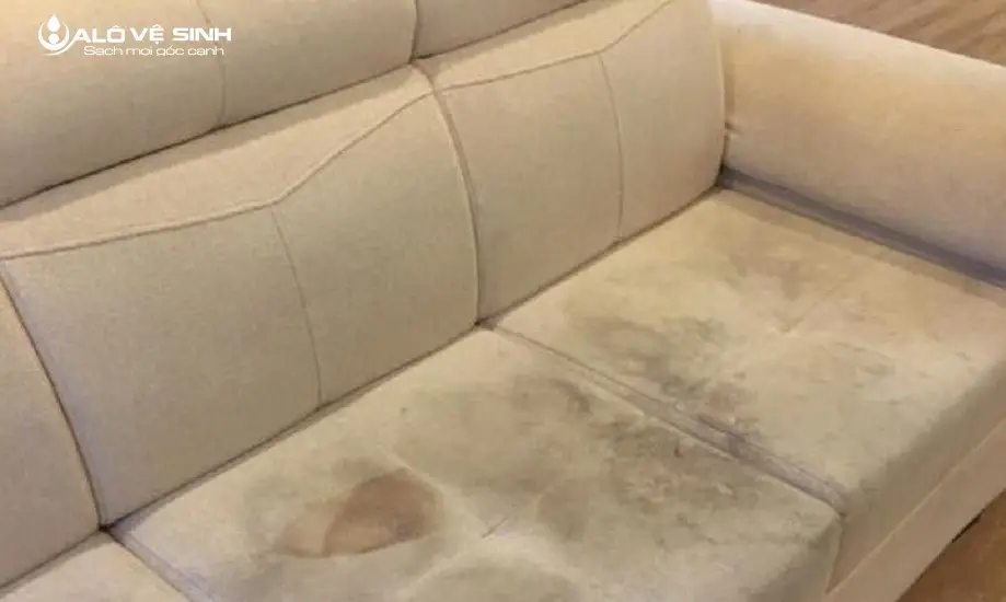 Tìm hiểu nguyên nhân và cách làm sạch vết bẩn trên ghế sofa tại nhà.