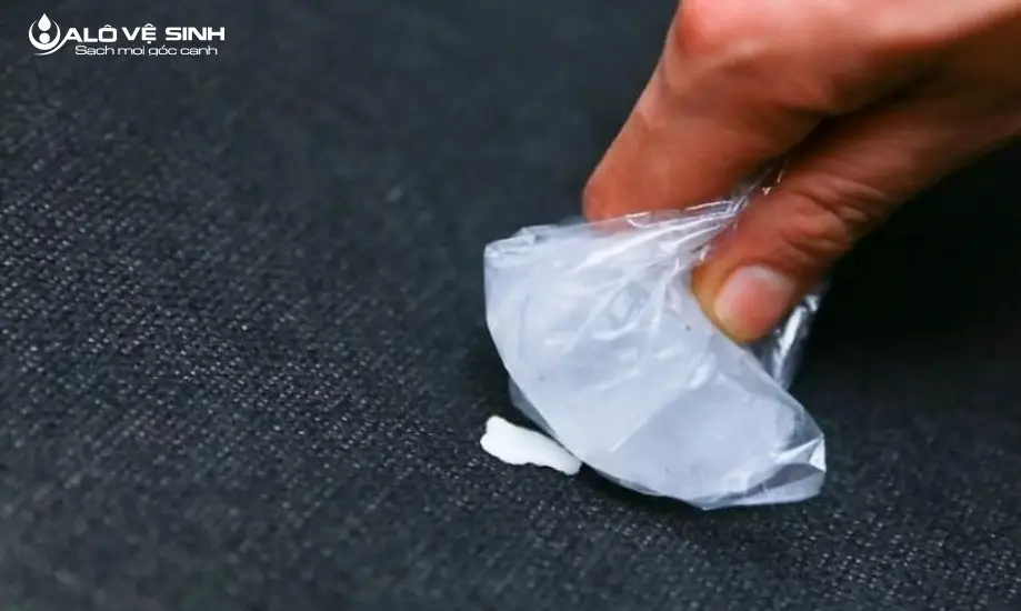 Cách tẩy bã kẹo cao su bằng đá lạnh