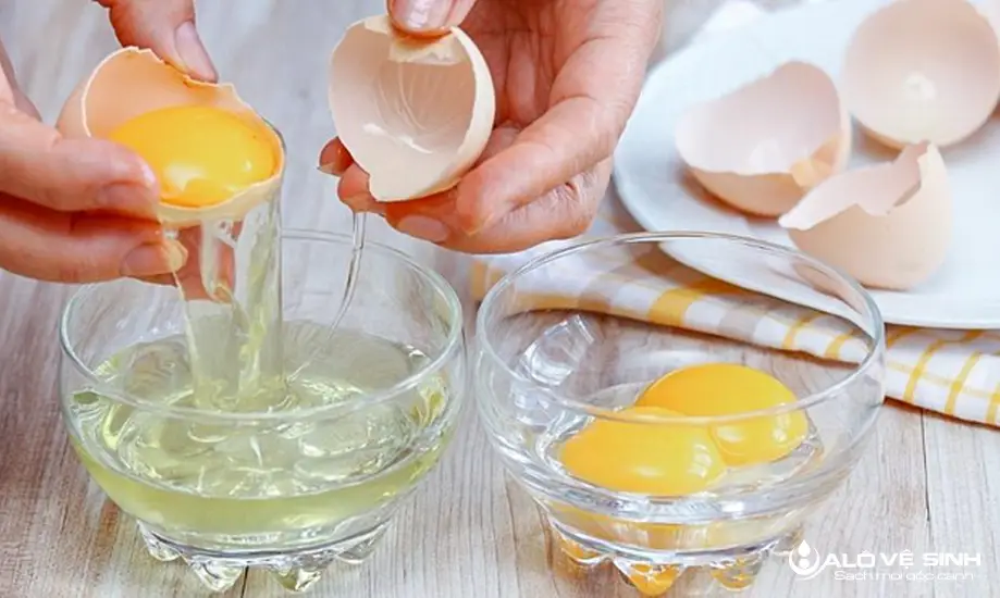 Cách tẩy bã kẹo cao su bằng lòng trắng trứng