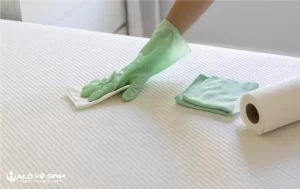 Cách tẩy vết bẩn trên nệm bằng xà phòng và nước