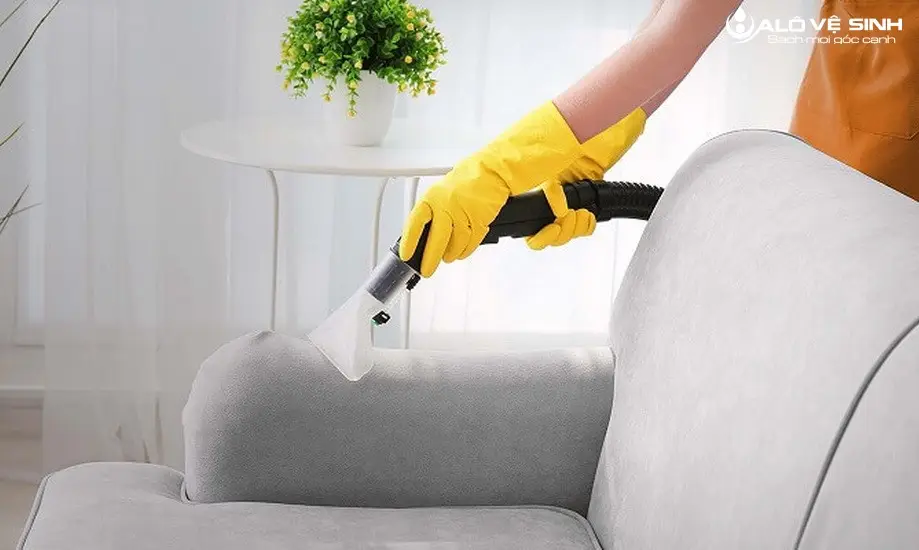 Cách vệ sinh sofa giả da bằng máy hút bụi