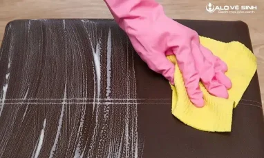 Cách vệ sinh sofa giả da bằng dung dịch xà phòng
