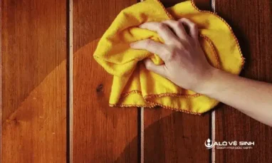 Dùng khăn để lau chùi vết bẩn bám trên bề mặt sofa mang lại vẻ đẹp như mới