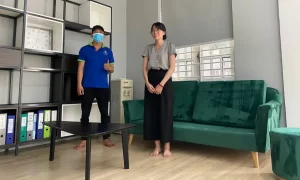 Nhân viên vệ sinh sofa tại nhà Phú Nhuận với khách hàng