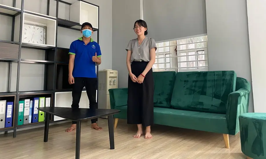 Nhân viên Alo Vệ Sinh giặt ghế sofa tại nhà Tân Bình của khách hàng