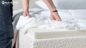 Dọn dẹp giường sạch sẽ trước khi tự vệ sinh nệm tại nhà