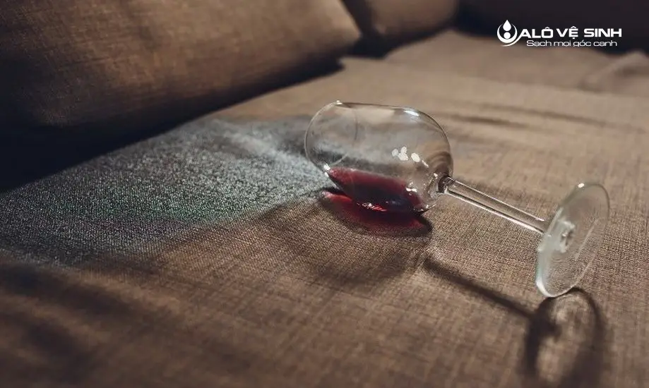 Dùng rượu vang trắng để làm sạch vết rượu vang đỏ khi dính trên ghế sofa