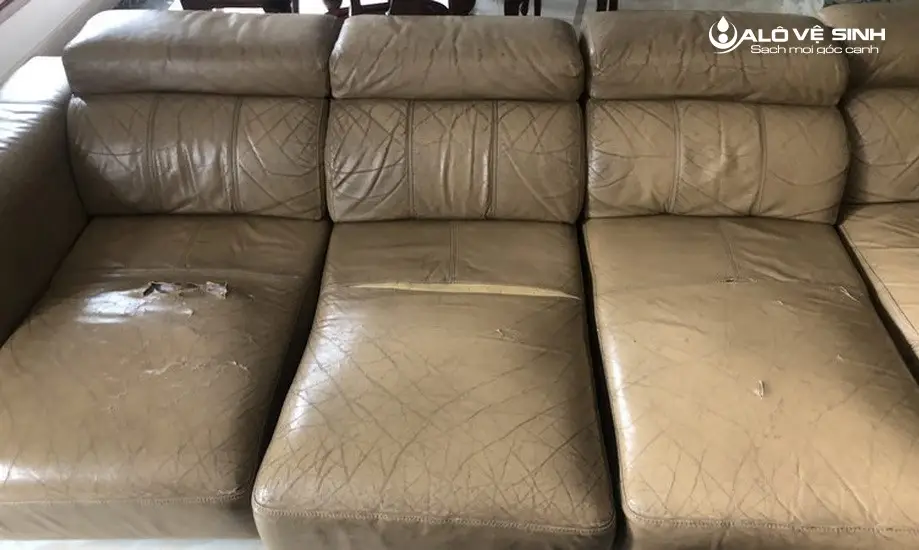 Tình trạng ghế sofa da bị nổ gây mất thẩm mỹ nghiêm trọng cho không gian phòng khách