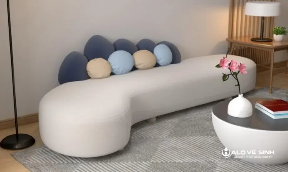 Một chiếc ghế sofa trang trí shop quần áo phù hợp sẽ giúp không gian sang trọng và thẩm mỹ hơn.