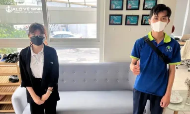 Nhân viên Alo Vệ Sinh giặt ghế quán karaoke khách hàng