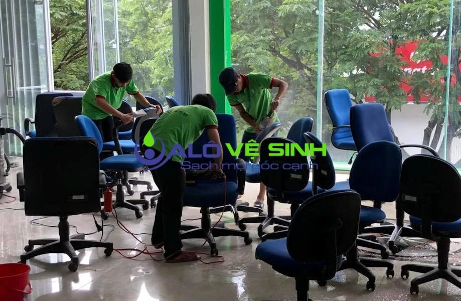 Alo Vệ Sinh giặt ghế văn phòng Bình Tân định kỳ cho khách hàng công ty