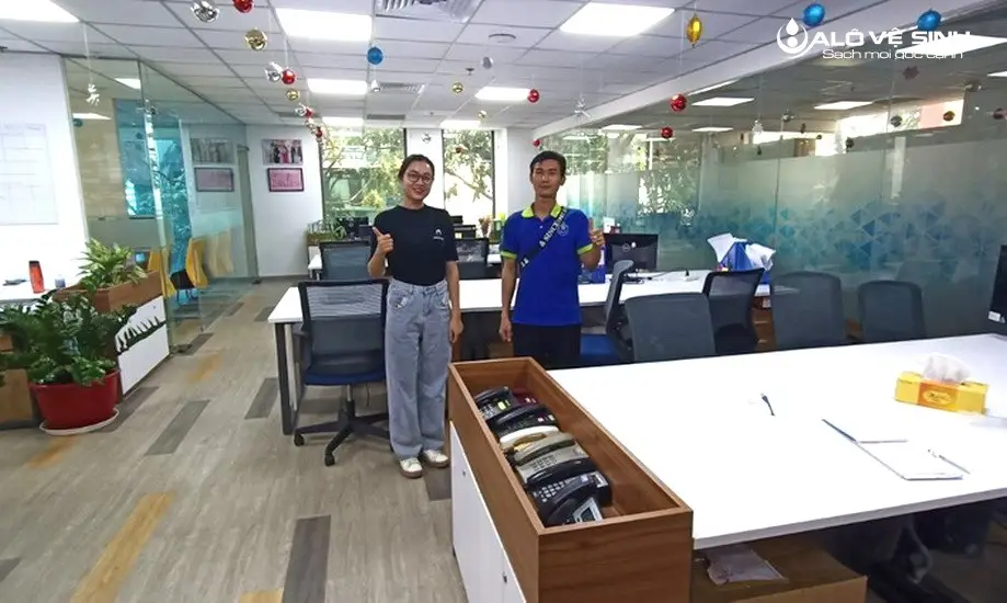 Hình ảnh nhân viên giặt thảm tại văn phòng chị Trần Thị Hoài Phương - Quận Tân Phú