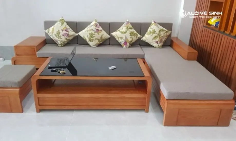 Thực hiện cách vệ sinh tấm lót sofa gỗ thường xuyên giúp tăng sự sang trọng cho không gian phòng khách.