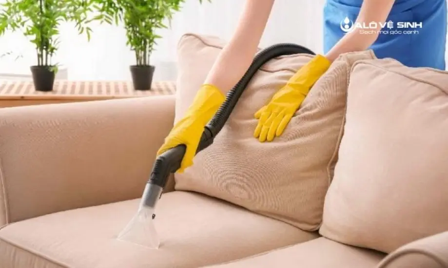 Bạn sẽ thật sự cần một đội vệ sinh chuyên nghiệp để làm sạch vết dầu mỡ dính lâu trên ghế sofa