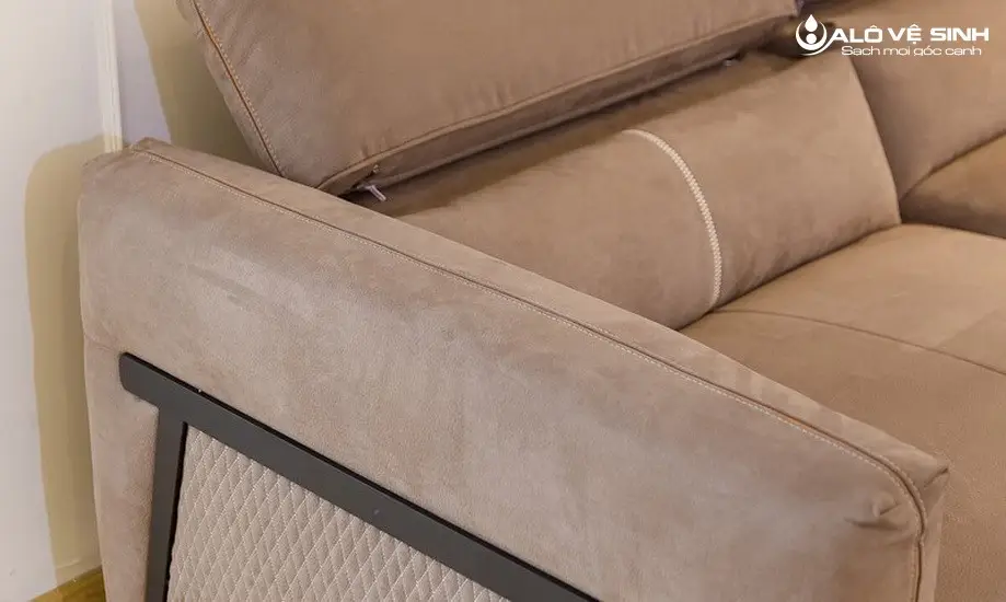 Kiểm tra bề mặt sofa sau khi vệ sinh bằng Baking Soda