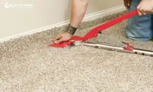 Làm phẳng thảm trải sàn sợi nilong bị nhăn bằng dụng cụ chuyên dụng