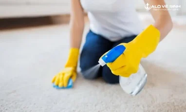 Làm sạch rượu bia trên thảm lót sàn bằng giấy hoặc khăn