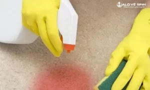 Làm sạch vết sơn móng tay trên thảm bằng keo xịt tóc