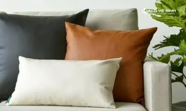 Mẫu gối trang trí sofa bằng da tạo nên độ sang trọng.