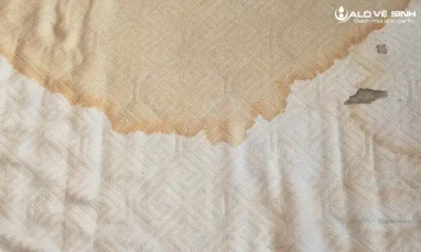 Nệm bị ố vàng do không xử lý ngay khi chất lỏng đổ lên nệm