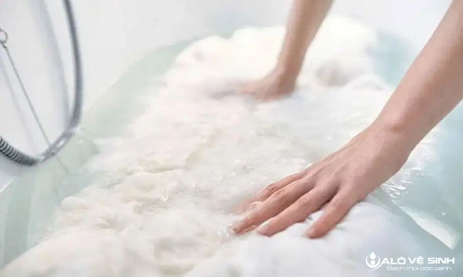 Ngâm thảm len trong nước lạnh để bụi bẩn dạng nhẹ trôi đi