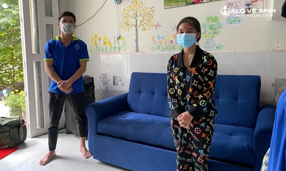 Chị Nguyễn Thị Hồng vui vẻ khi nhân viên giặt sofa chuyên nghiệp và tận tình của Alo Vệ Sinh