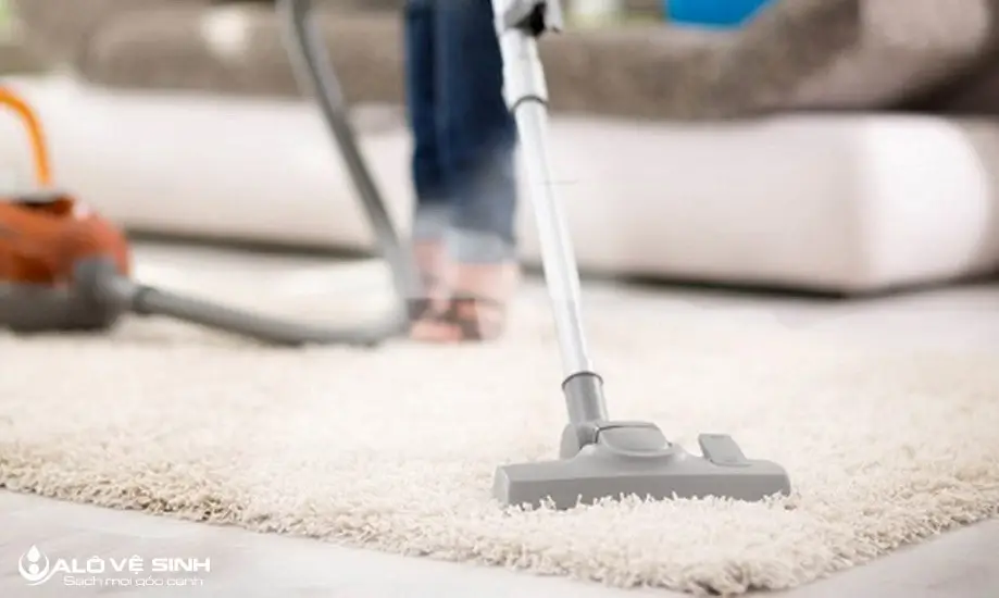 Dùng hơi nước nóng để loại bỏ thảm lót sàn bị mốc