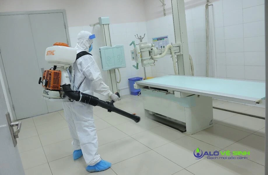 Hình ảnh thực tế của nhân viên Alo Vệ Sinh phun khử khuẩn cho 1 phòng khám tại quận 12