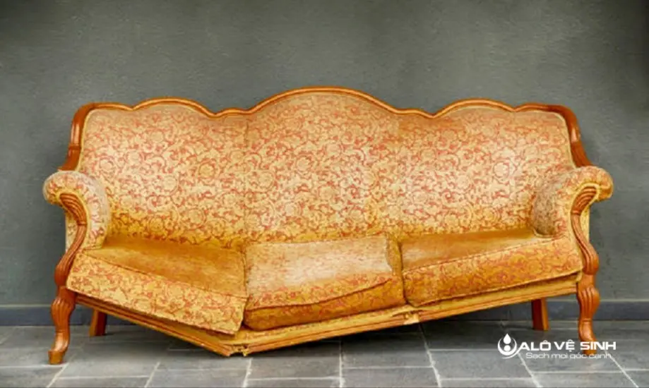 Khung xương sofa bị gãy có thể do mối mọt ăn từ sâu bên trong.