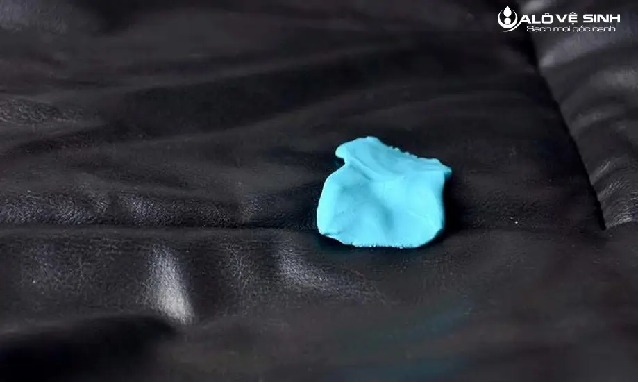 Tẩy bã kẹo cao su dính trên ghế sofa rất khó làm sạch