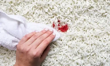 Chuẩn bị các dụng cụ trước khi tẩy sơn móng tay trên thảm