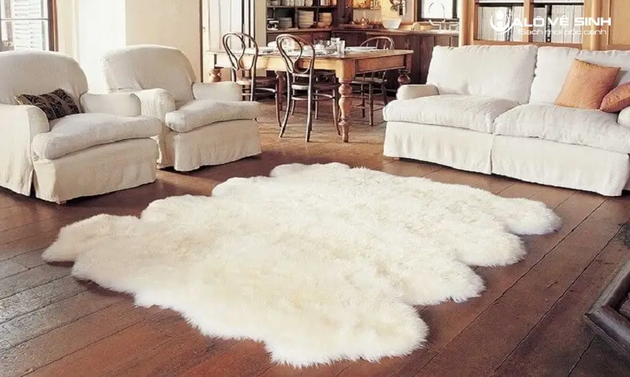 Nên vệ sinh định kỳ thực hiện cách dùng thảm lông trải sàn phòng ngủ