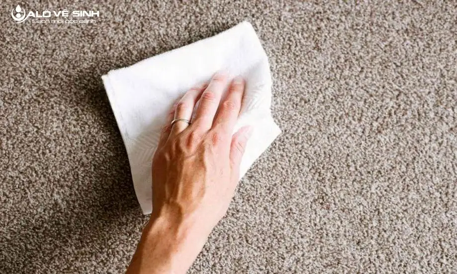 Lưu ý quan trọng khi thực hiện cách tẩy vết cà phê dính trên thảm