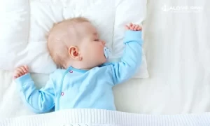 Trẻ sơ sinh nên nằm giường hay nệm - Giường ngủ có lót nệm êm ái, thoáng khí cao