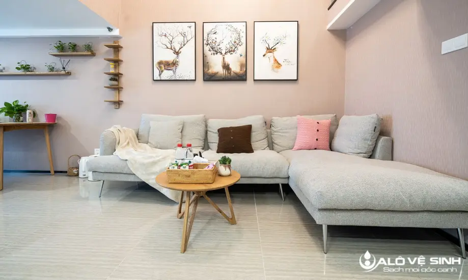 Vệ sinh ghế sofa bằng máy hút bụi tạo không gian thoáng mát phòng khách nhà bạn