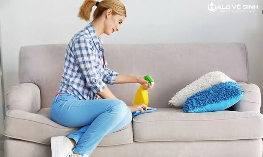 Dùng nước vệ sinh ghế sofa chuyên dụng để loại bỏ vết bẩn