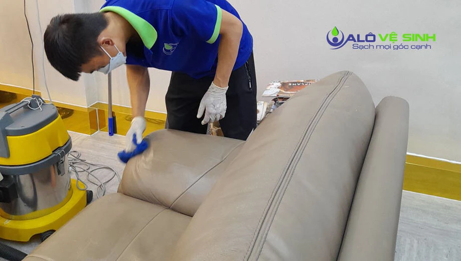 Kỹ thuật Alo Vệ Sinh đang vệ sinh ghế văn phòng da tại công ty khách hàng TPHCM