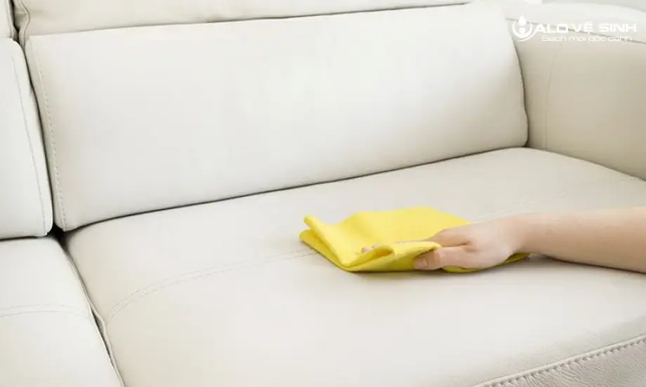 Vệ sinh sofa da bằng giấm giúp xóa vết bẩn và khử mùi hôi