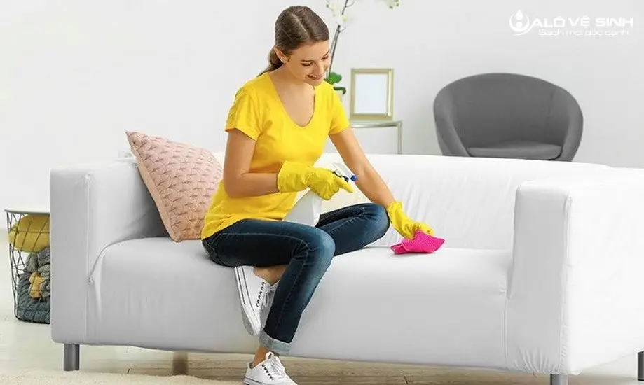 Vệ sinh sofa da bằng giấm tẩy các chất bẩn bám trên bề mặt ghế sofa