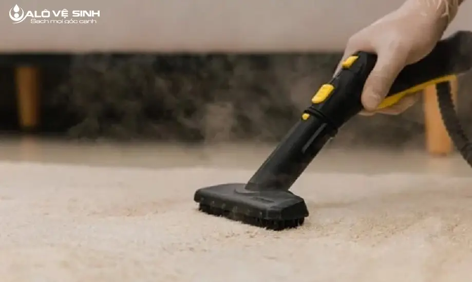 Cần vệ sinh thảm trải sàn ngay khi vừa dính vết bẩn để làm sạch dễ dàng